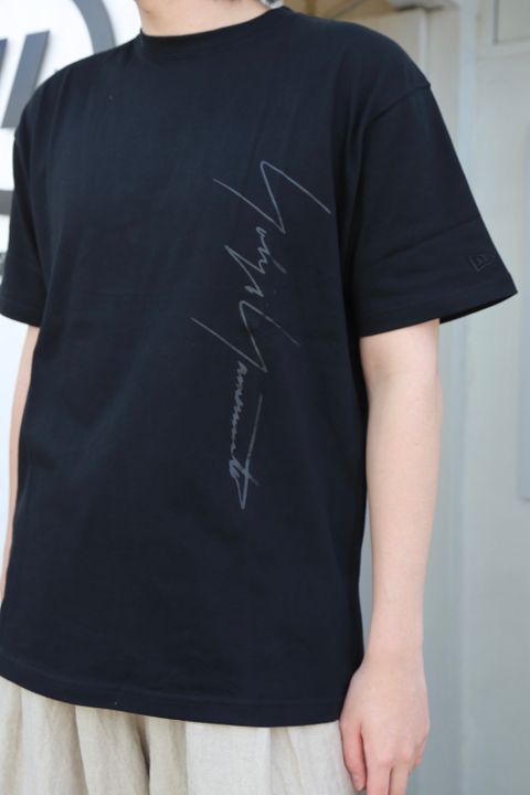 Yohji Yamamoto 半袖コットンTシャツ SS21 シグネチャーロゴ アートワーク(HD-T99-083) style.2021.4.13.