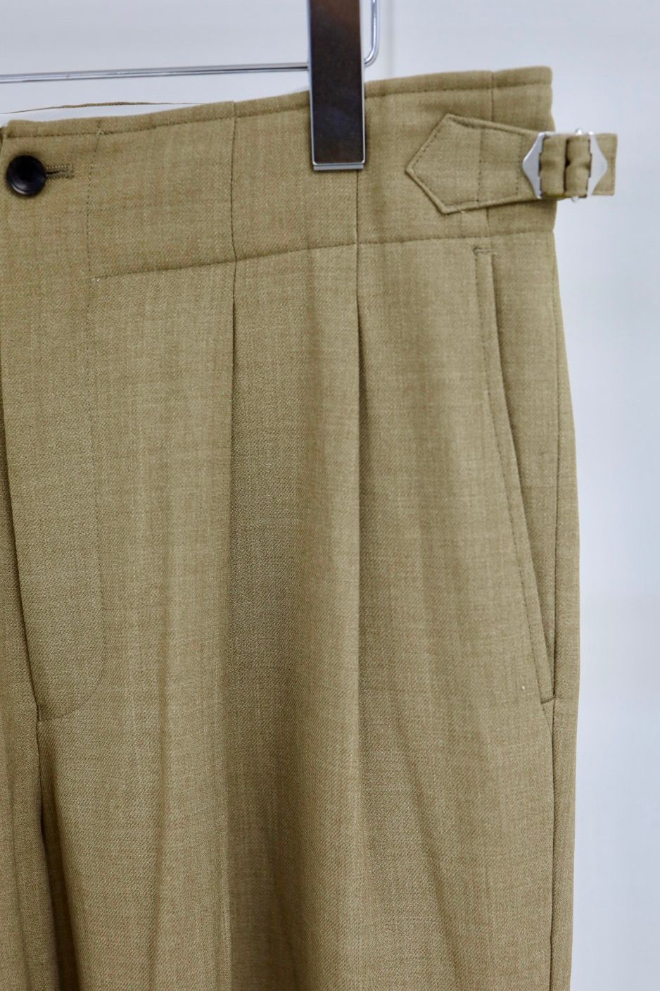 marka マーカ 26SS TWO TUCK MILITARY TROUSERS -RECYCLED POLYESTER NON-MULESED WOOL GABARDINE-(M26A06PT01C)BEIGE☆新作発売！
