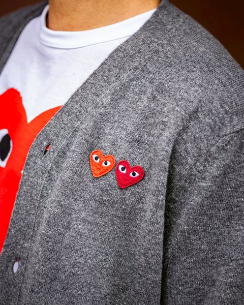 PLAY COMME des GARCONS V-NECK CARDIGAN DOUBLE BURGENDY EMBLEM MARKスタイル