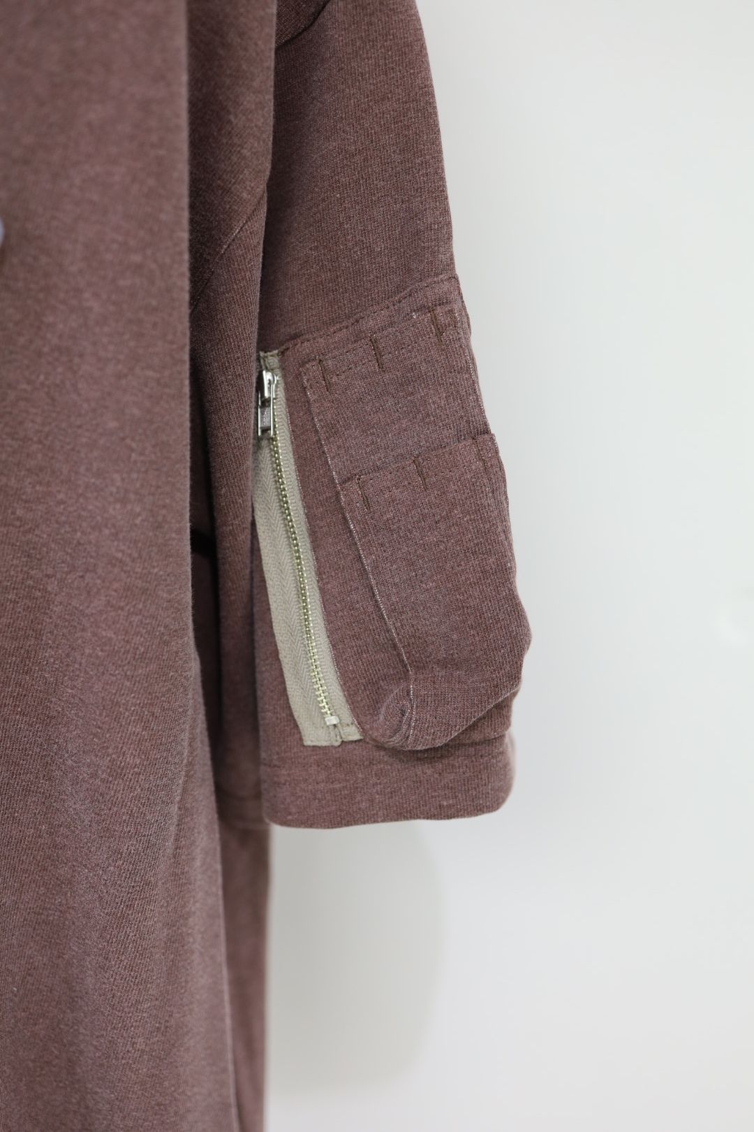 イズネス 26SS Arm Pocket T-Shirt (26SS_38_1008SSCS01)BROWN☆新作発売！