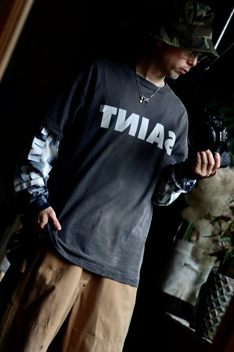 ©SAINT M×××××× 23AW S>N>T TEEスタイル