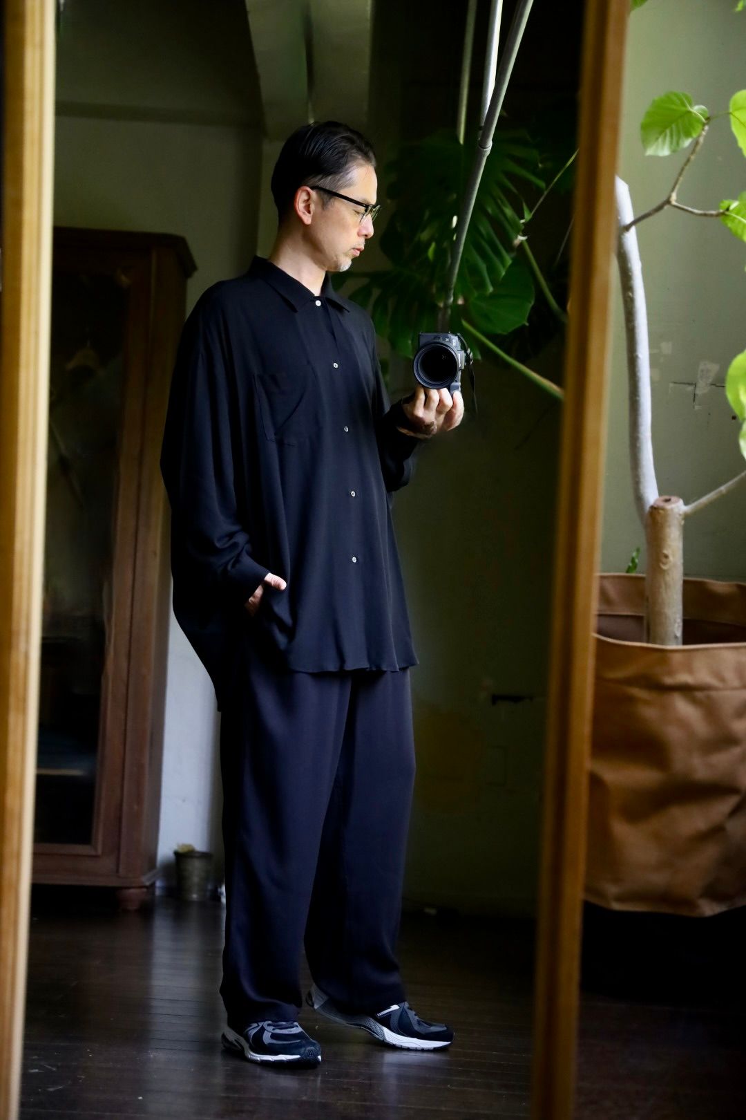 グラフペーパー SIDOGRAS Twill Viscose Oversized Sleeping Shirt (GM244-50014B)BLACK