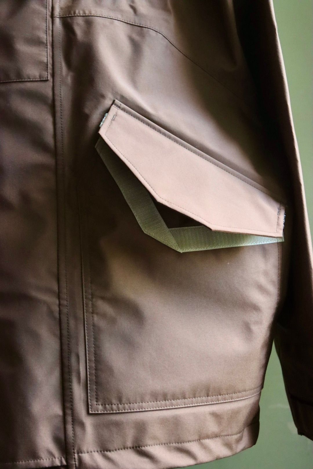 イズネス23AW NINJA HOODIE SHELL JACKET(1005AWJK02)BROWN