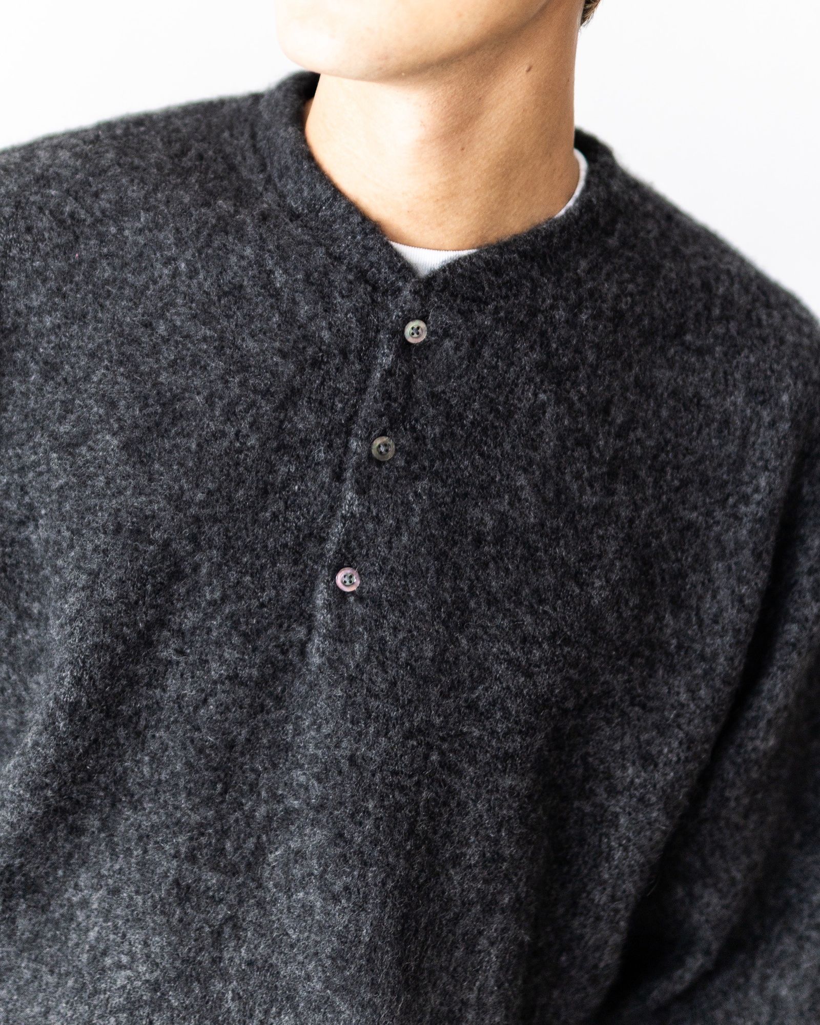 アプレッセ 2025 STYLE2 Cashmere Middle Gauge Henley Neck Sweater(25AAP-03-14)CHARCOAL