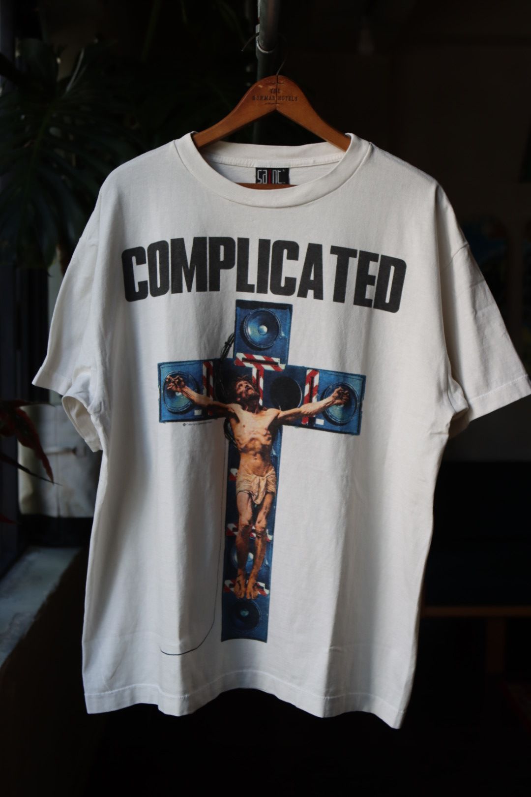 SAINT Mxxxxxx × 河村康輔 COMPLICATED TEE-