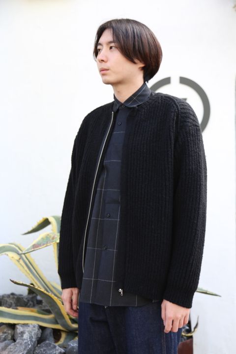 YOKEより、3G BACK ZIP RIB CREW NECK "BLACK" style.2020.10.17.