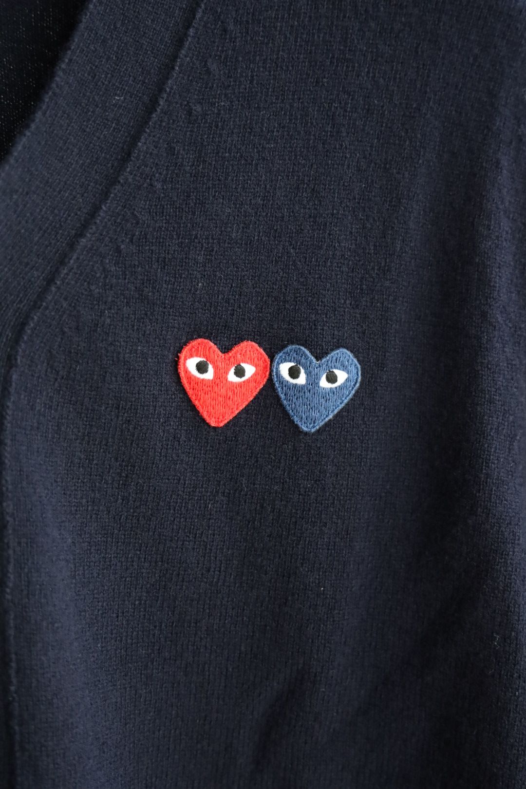 プレイコムデギャルソン V-NECK CARDIGAN DOUBLE BURGENDY EMBLEM (AX-N058-051)NAVY