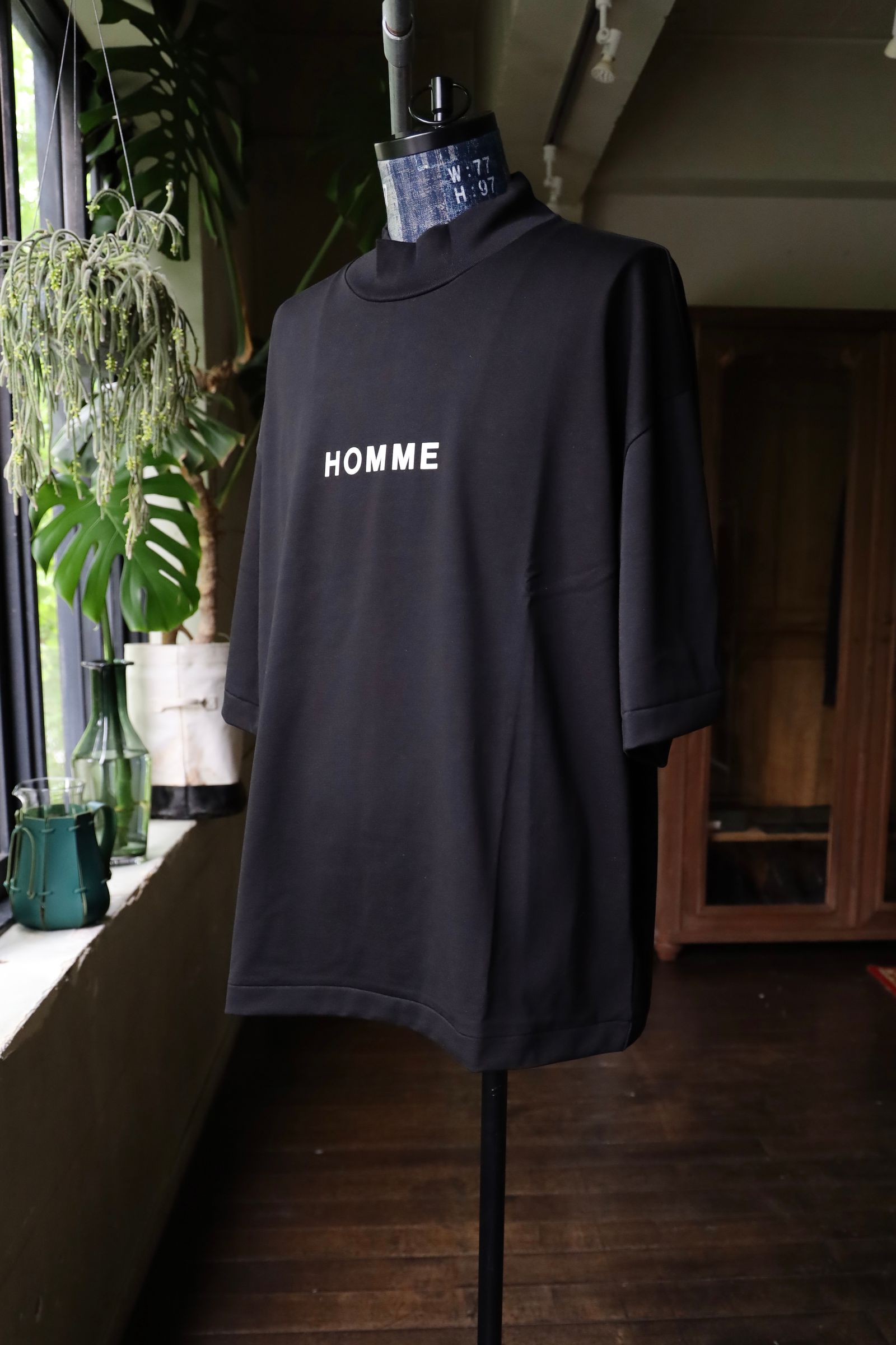 コムデギャルソンオム24SS ロゴプリントモックネックTシャツ(HM-T019-051)BLACK☆5月1日(水)発売！ - M