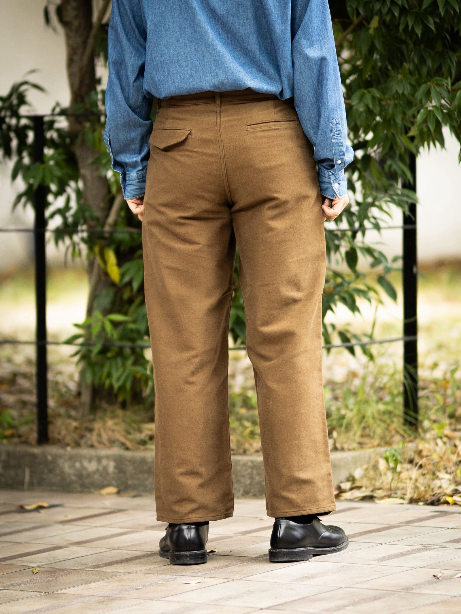 Graphpaper Cotton Double Serge Two Tuck Pants スタイル