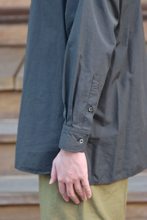Ets.MATERIAUX Regular collar shirt(INK BLACK)style.