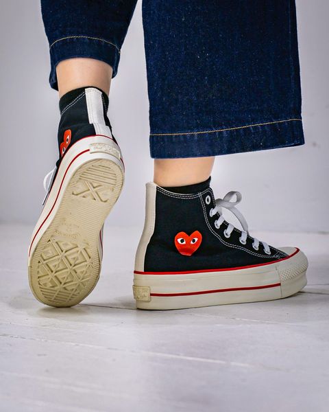 PLAY COMME des GARCONS V-NECK CARDIGAN DOUBLE BURGENDY EMBLEM style.2025.11.12