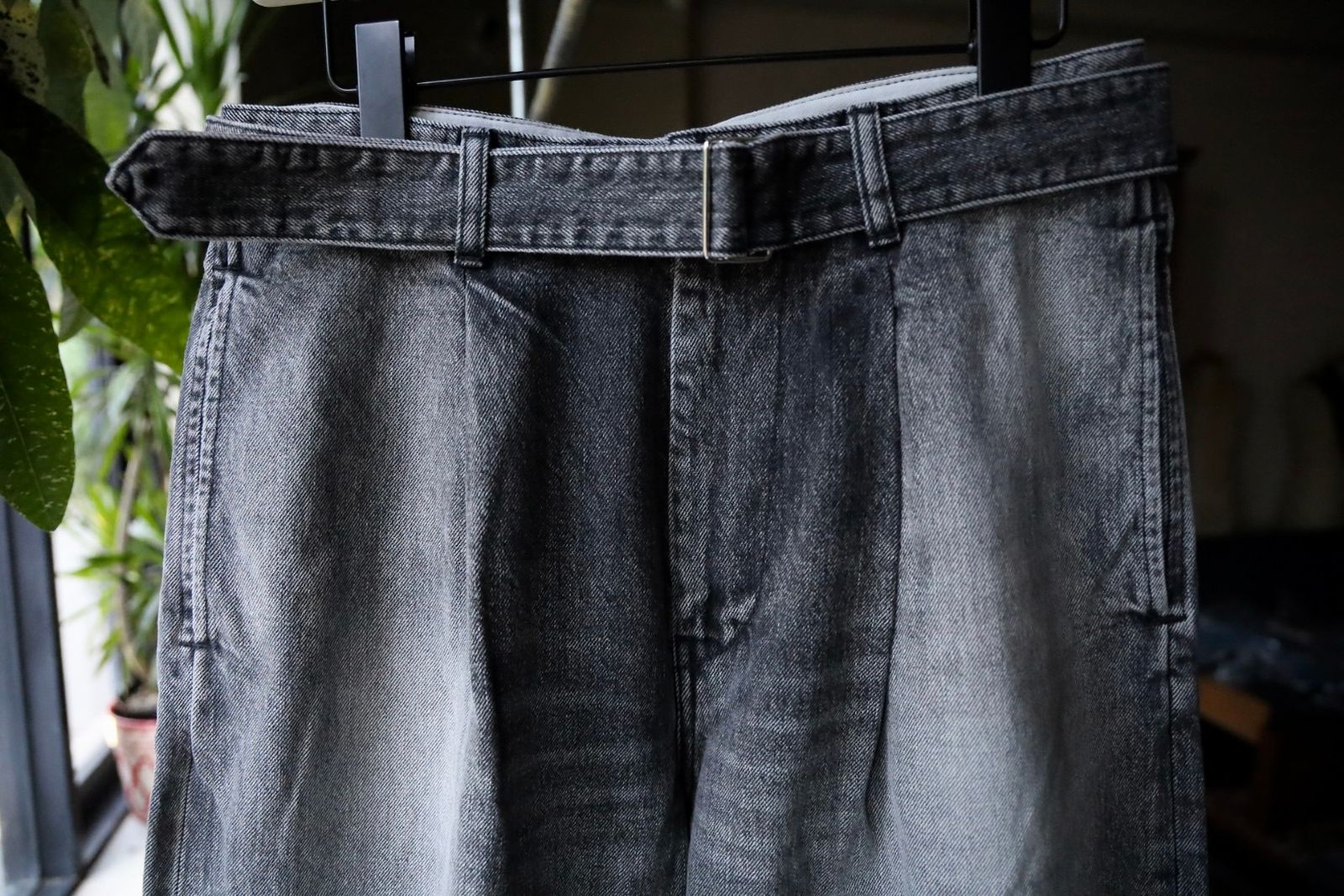 グラフペーパー25AW Selvage Denim Belted Pants(GU253-40064LB)BLACK_LIGHT FADE