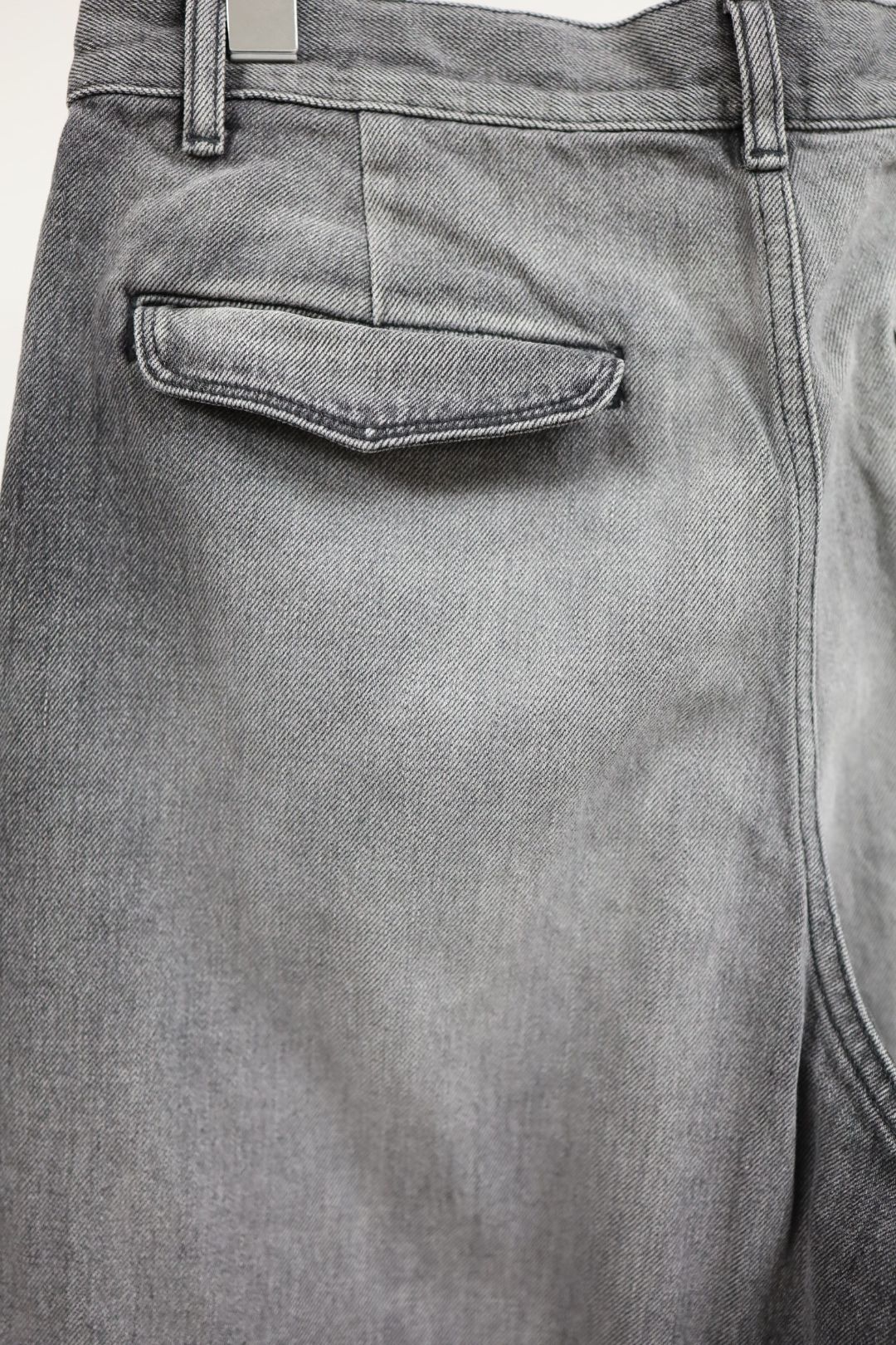 グラフペーパー Selvage Denim Two Tuck Pants(GU261-40061LB)BLACK_LIGHT FADE