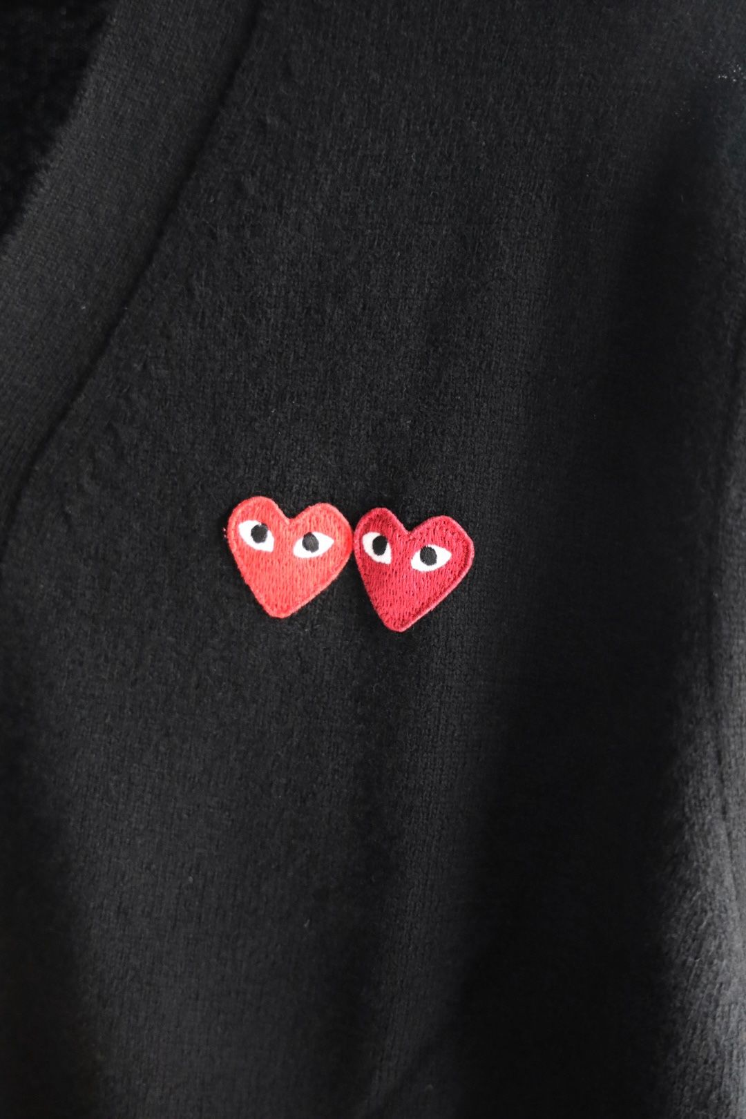 プレイコムデギャルソン V-NECK CARDIGAN DOUBLE BURGENDY EMBLEM (AX-N058-051)BLACK