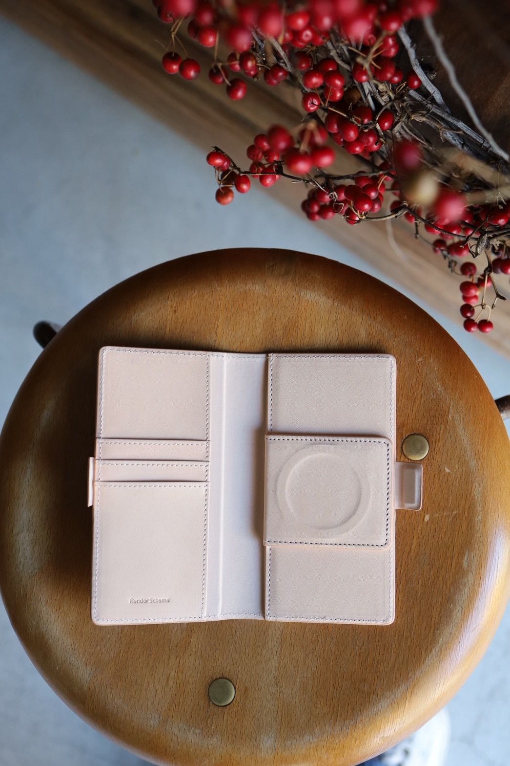 エンダースキーマ 26ws smart phone folio(yv-c-sfc)natural☆12月6日(土)発売！