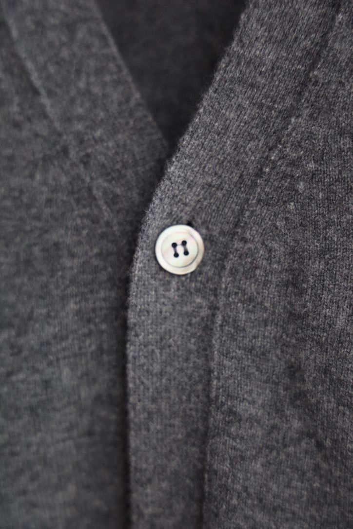 プレイコムデギャルソン V-NECK CARDIGAN DOUBLE BURGENDY EMBLEM (AX-N058-051)GRAY