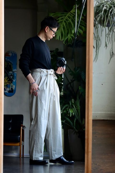 blurhms Selvage Twill Button Tuck Easy Pantsスタイル