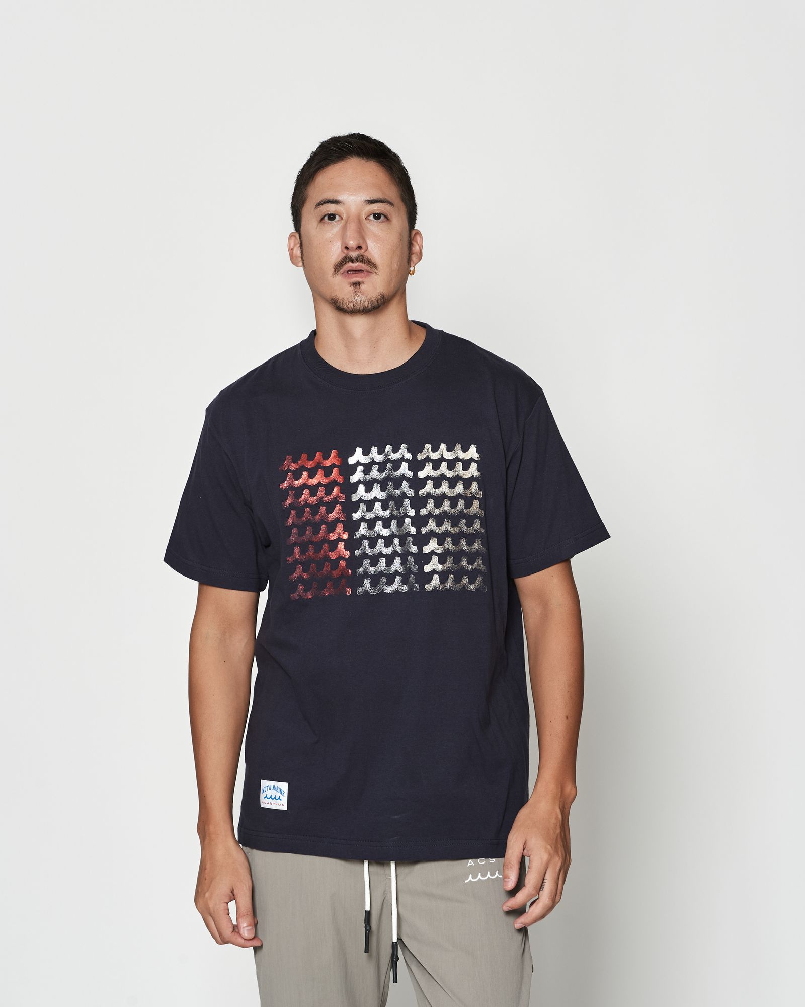 ☆先行予約☆muta MARINE × ACANTHUS  / フォイルプリントロゴTシャツ / Foil Print Wave Logo Tee / NAVY 【MA2621】