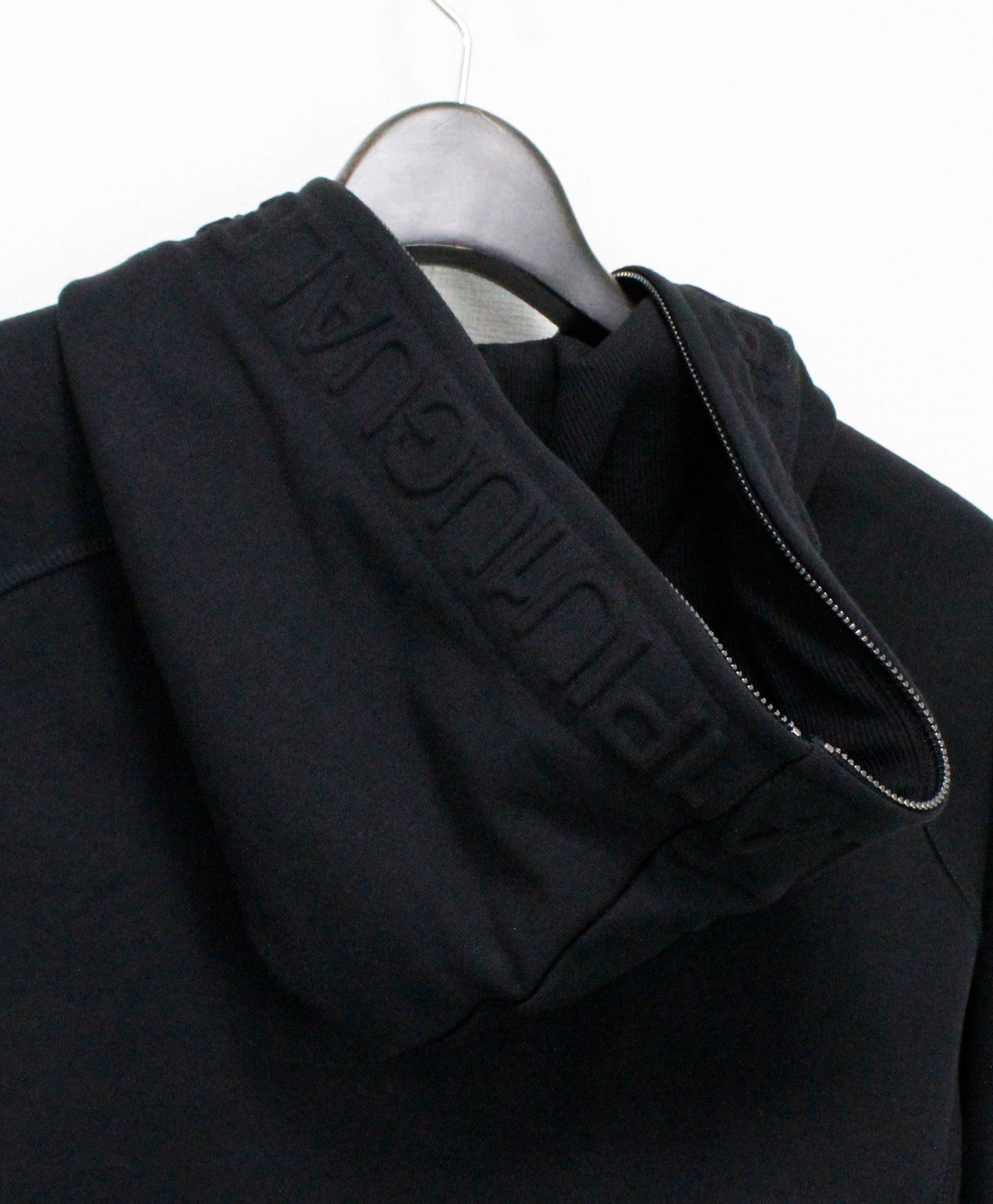 HOOD EMBOSSED LOGO HOODIE / エンボスロゴ ジップパーカー / ブラック【USO-26083】