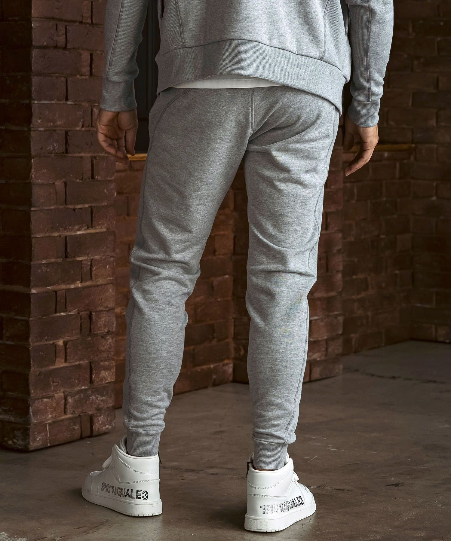EMBOSSED LOGO JOGGER PANTS / エンボスロゴ ジョガーパンツ / グレー【USB-26083】