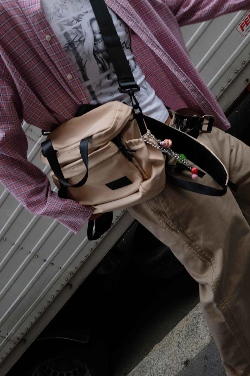 リュック バックパック ハンド ショルダー バッグ 2WAY / イースト+ウェスト リサイクルナイロン 防水 / Sサイズ / ベージュ [ZAEWRS018 SABBIA]