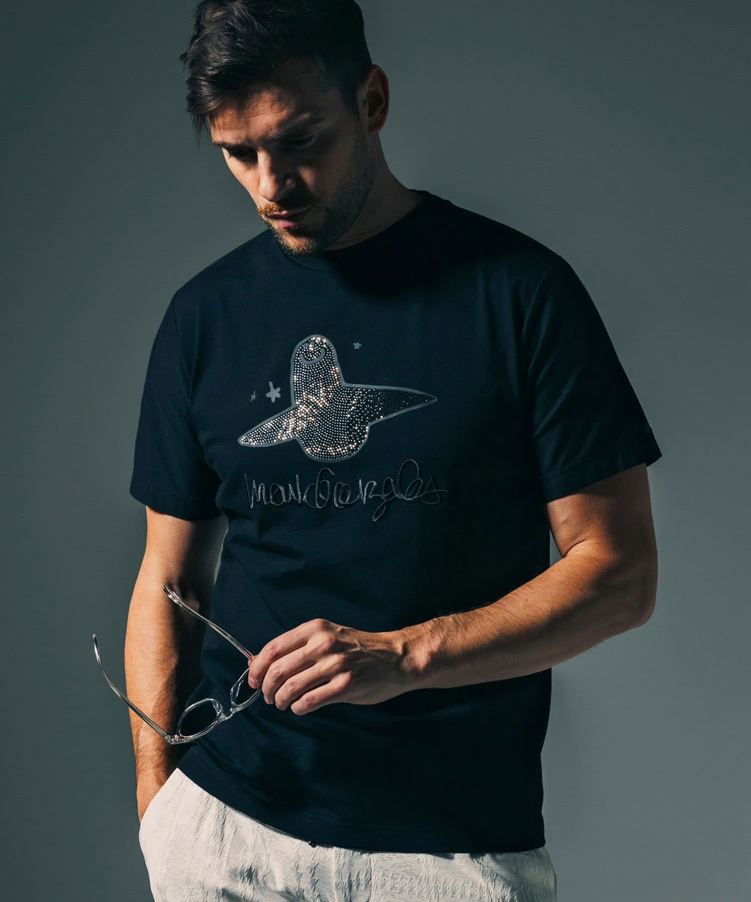 1PIU1UGUALE3 RELAX × Mark Gonzales / グラデーションラインストーン半袖Tシャツ / ブラック【UST-26015】