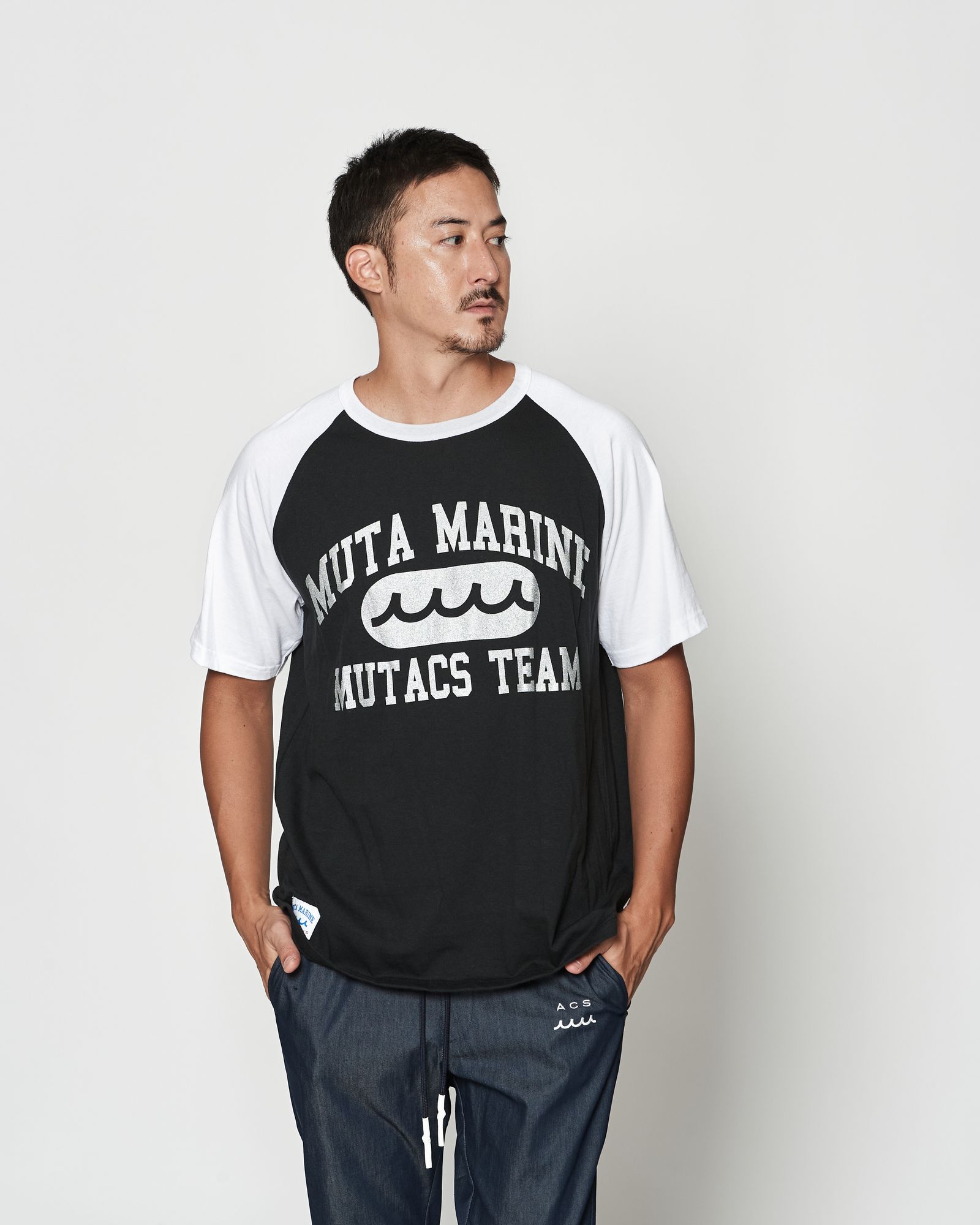 ☆先行予約☆muta MARINE × ACANTHUS  / カレッジロゴラグランスリーブTシャツ / College Logo Raglan Sleeves Tee / BLACK WHITE【MA2619】