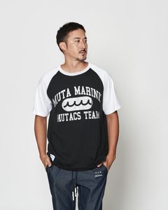 ☆先行予約☆muta MARINE × ACANTHUS  / カレッジロゴラグランスリーブTシャツ / College Logo Raglan Sleeves Tee / BLACK WHITE【MA2619】