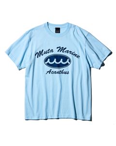 ACANTHUS x muta MARINE / muta Script Logo Tee / ロゴプリントTシャツ / LIGHT BLUE / MA2417