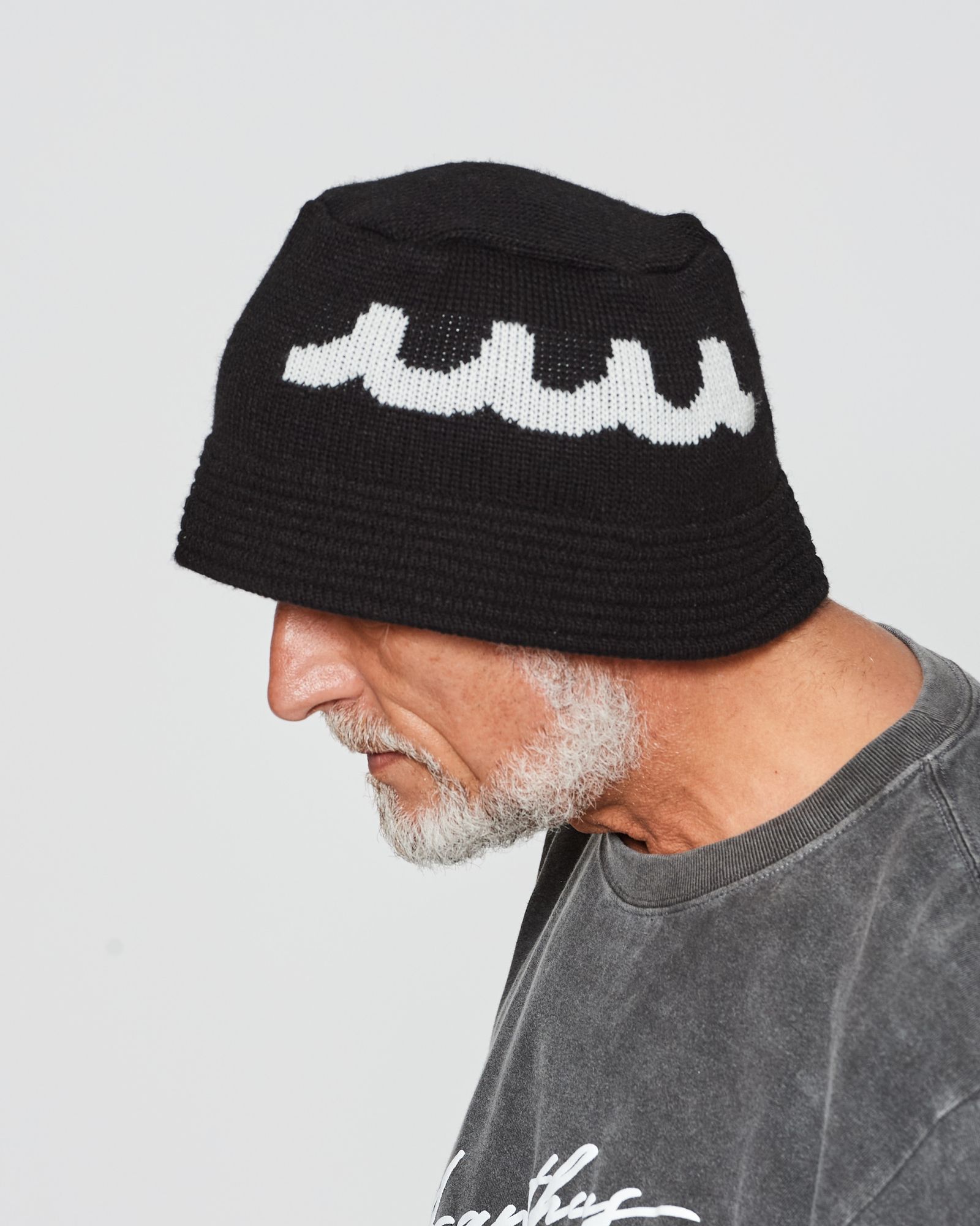 ☆先行予約販売2025年10月下旬～11月下旬頃入荷予定☆ ACANTHUS × muta MARINE / muta Wave Logo Knit Bucket Hat / ニットバケットハット / BLACK 【MA2543】