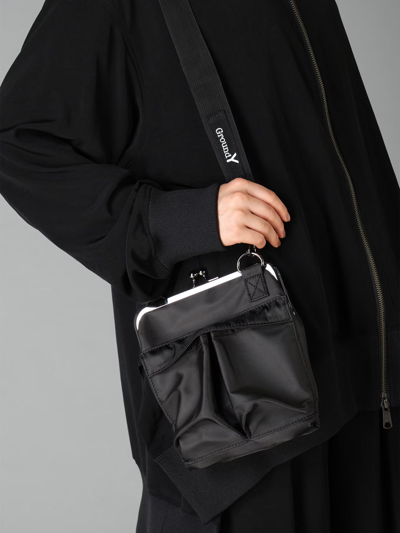 SMALL HELMET BAG WITH CLASP / BLACK [GA-A12-957-1]