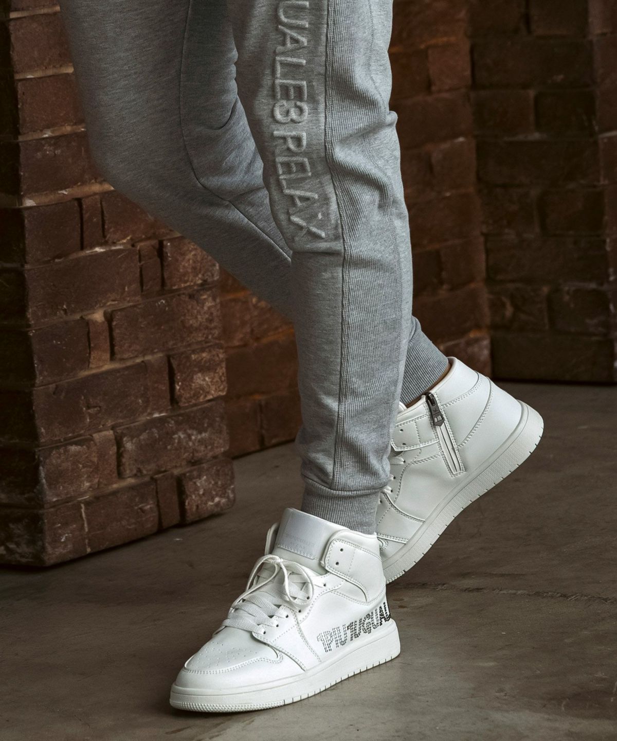 EMBOSSED LOGO JOGGER PANTS / エンボスロゴ ジョガーパンツ / グレー【USB-26083】