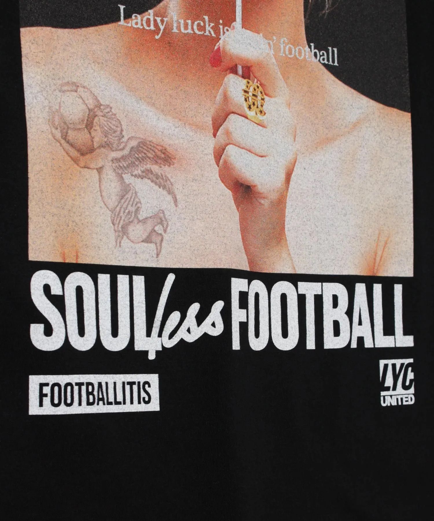 【FOOTBALLITIS】[LADY LUCK] Tシャツ / BLACK [261324CD]