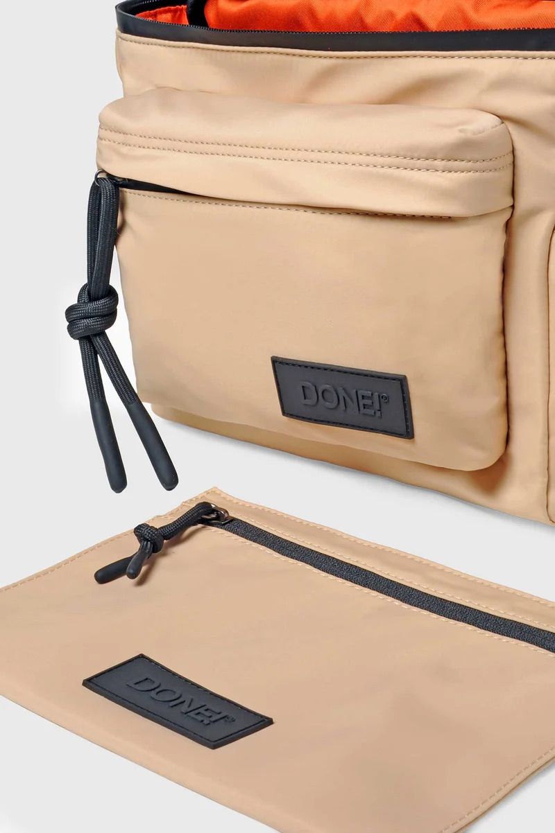 リュック バックパック ハンド ショルダー バッグ 2WAY / イースト+ウェスト リサイクルナイロン 防水 / Sサイズ / ベージュ [ZAEWRS018 SABBIA]