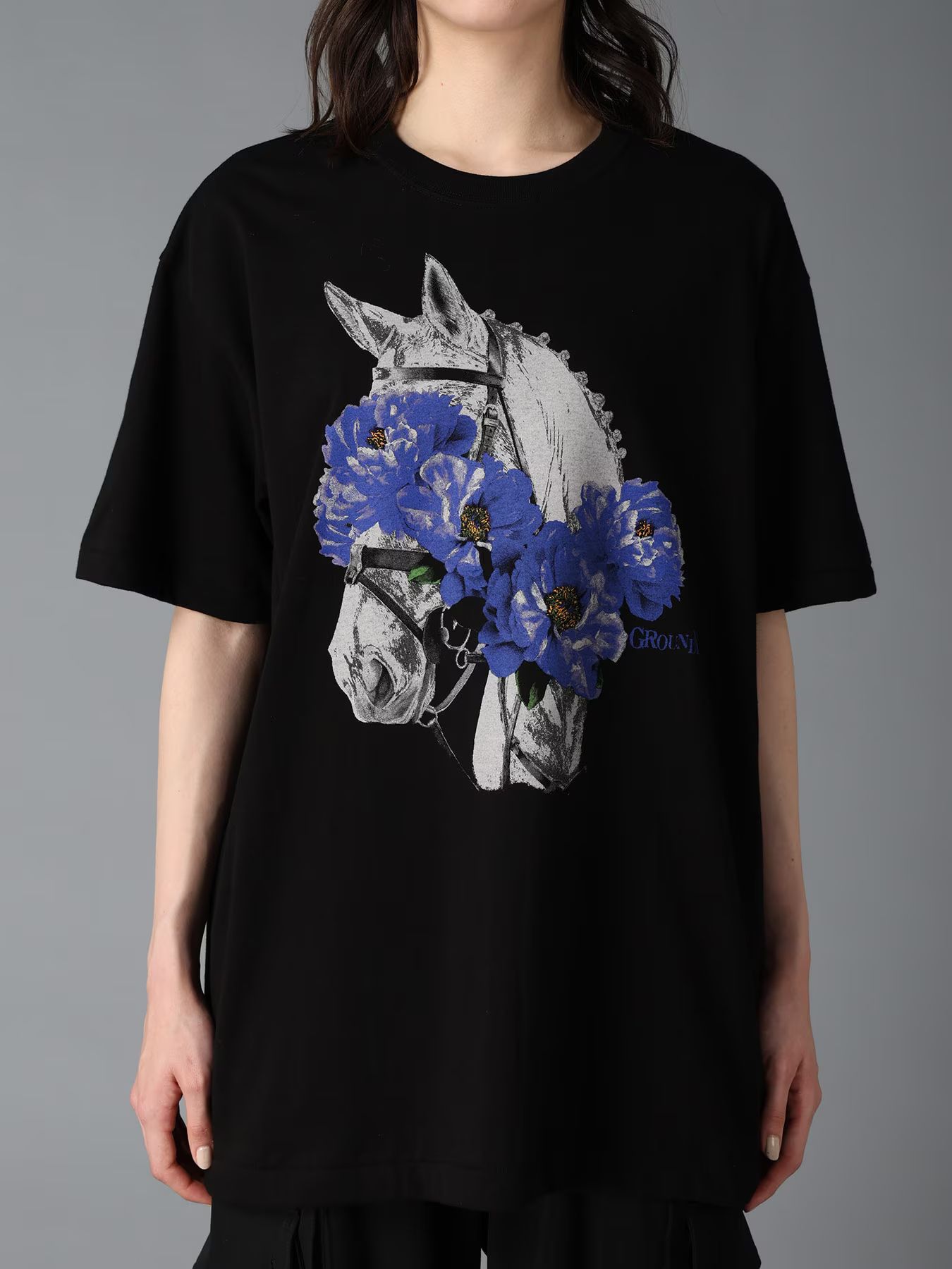 JERSEY HORSE AND BLUE PEONY T-SHIRT / BLACK [GW-T76-070-2]