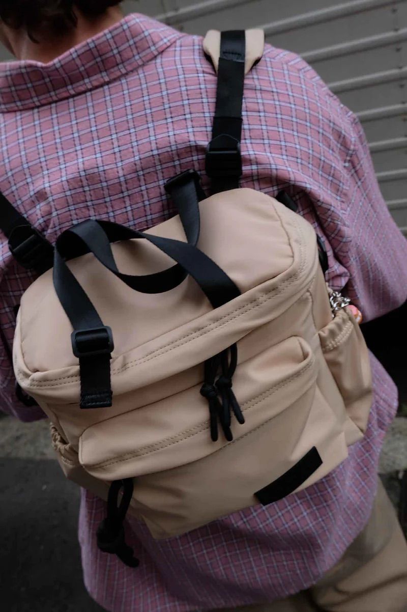 リュック バックパック ハンド ショルダー バッグ 2WAY / イースト+ウェスト リサイクルナイロン 防水 / Sサイズ / ベージュ [ZAEWRS018 SABBIA]