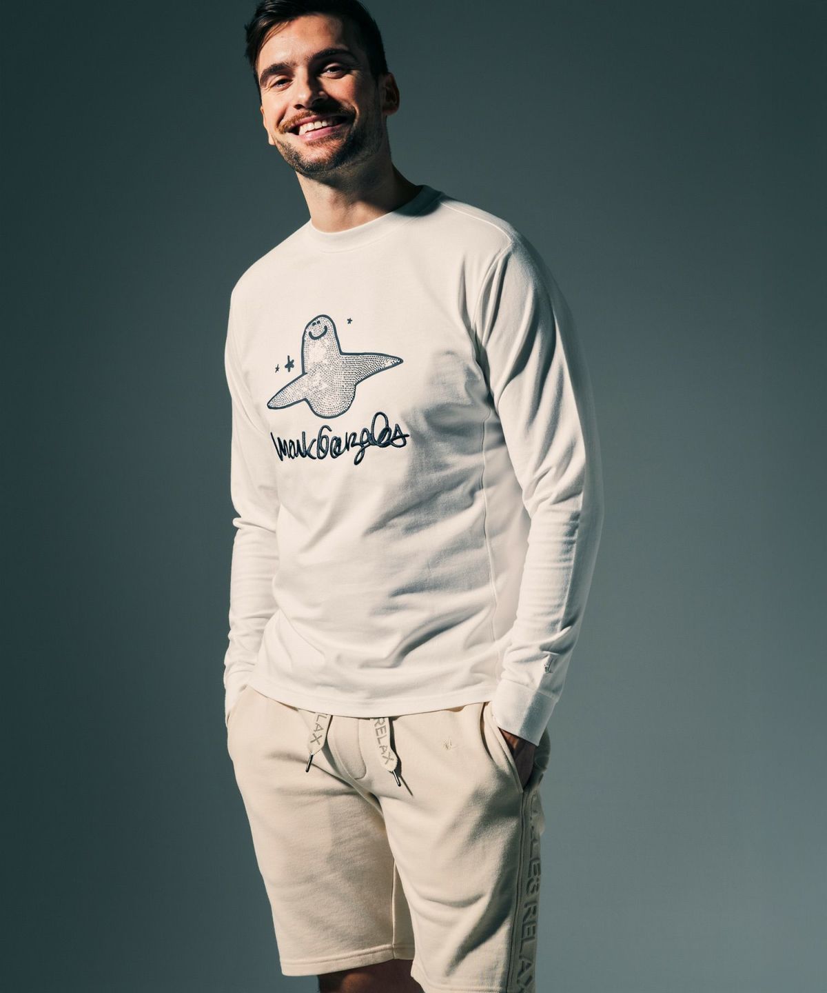 1PIU1UGUALE3 RELAX × Mark Gonzales / グラデーションラインストーンロングTシャツ / ホワイト【UST-26016】