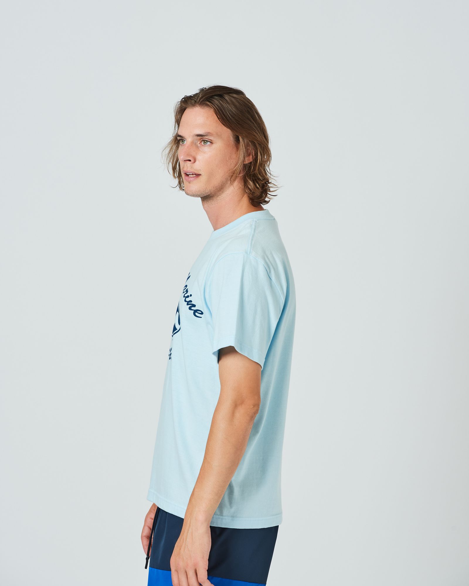 ACANTHUS x muta MARINE / muta Script Logo Tee / ロゴプリントTシャツ / LIGHT BLUE / MA2417
