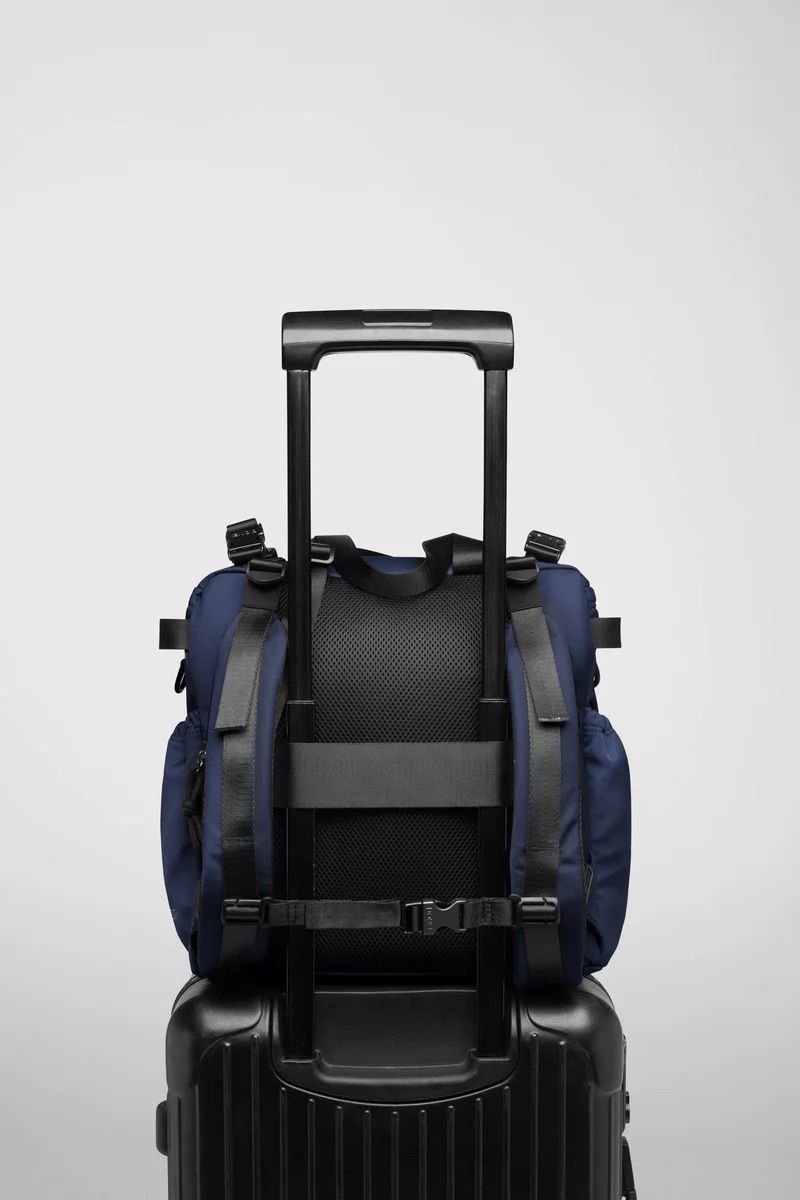 リュック バックパック ハンド ショルダー バッグ 2WAY / イースト+ウェスト リサイクルナイロン 防水 / Mサイズ / ネイビー [ZAEWRM002 BLU]