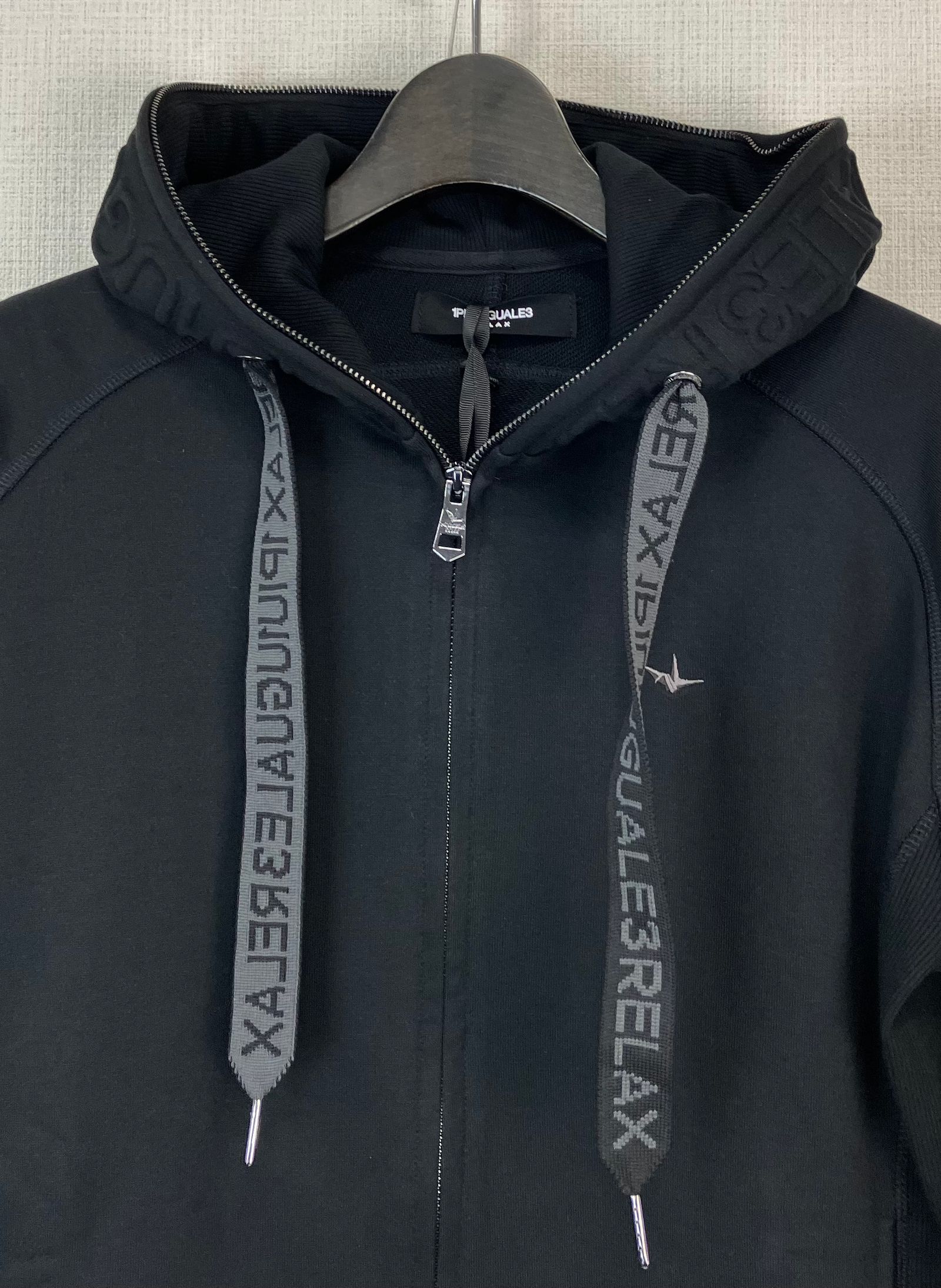 HOOD EMBOSSED LOGO HOODIE / エンボスロゴ ジップパーカー / ブラック【USO-26063】