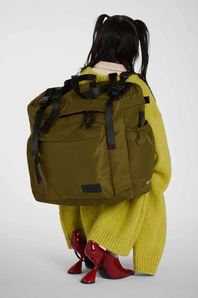 リュック バックパック ハンド ショルダー バッグ 2WAY / イースト+ウェスト リサイクルナイロン 防水 / Lサイズ / ヴェルドーネ(オリーブグリーン) [ZAEWRL003 VERDE]