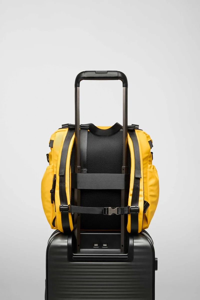 リュック バックパック ハンド ショルダー バッグ 2WAY / イースト+ウェスト リサイクルナイロン 防水 / Mサイズ / イエロー [ZAEWRM006 GIALLO]