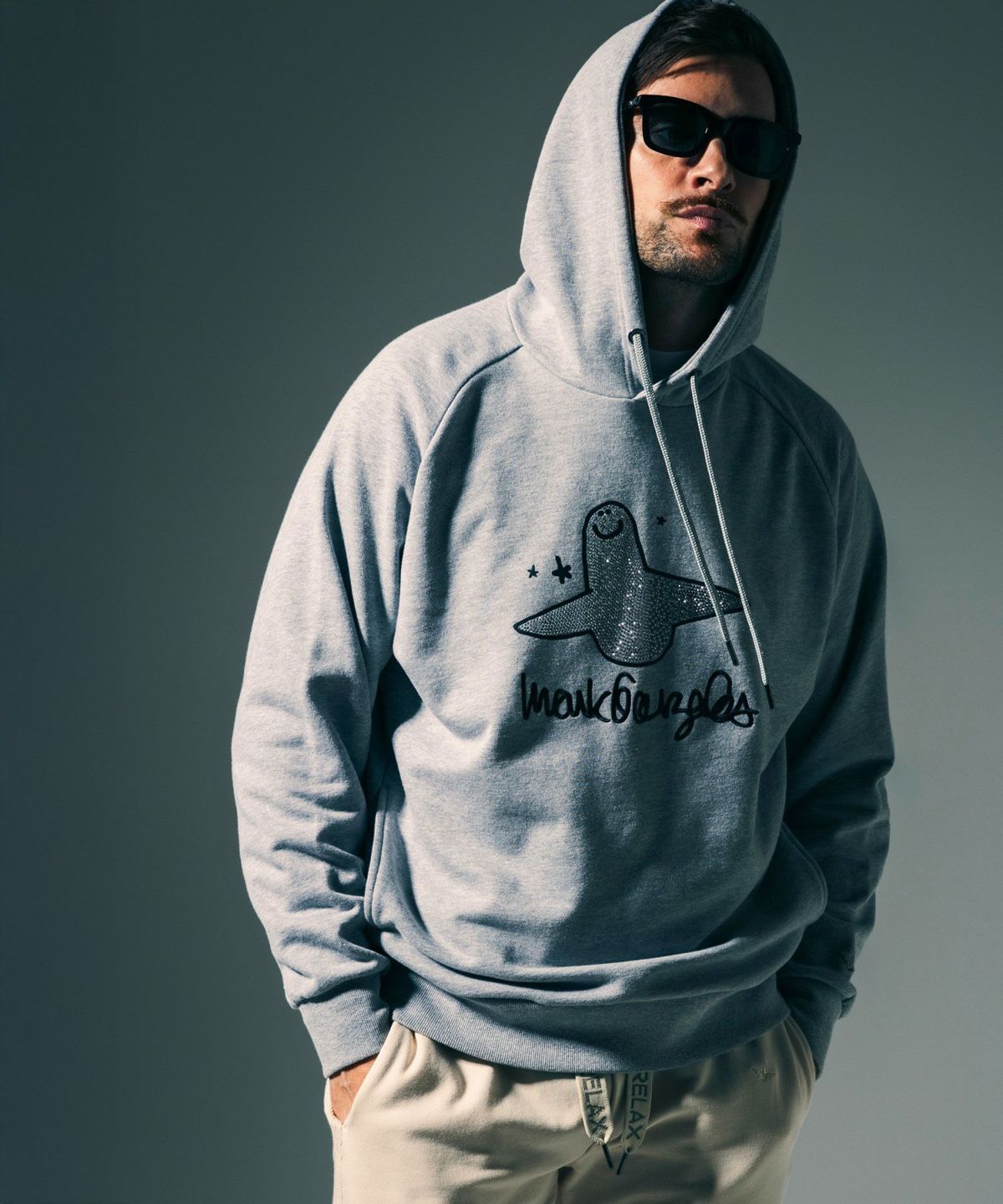 1PIU1UGUALE3 RELAX × Mark Gonzales / グラデーションラインストーンフーディー / パーカー / グレー【UST-26015】