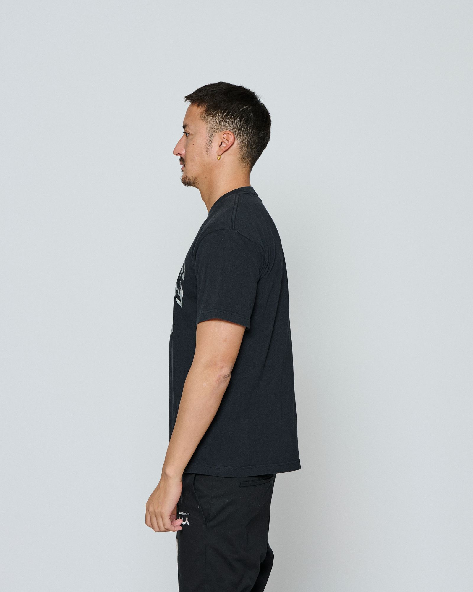 ☆先行予約☆ muta MARINE × ACANTHUS / カレッジロゴTシャツ / Shadow College Logo Tee / BLACK 【MA2662】