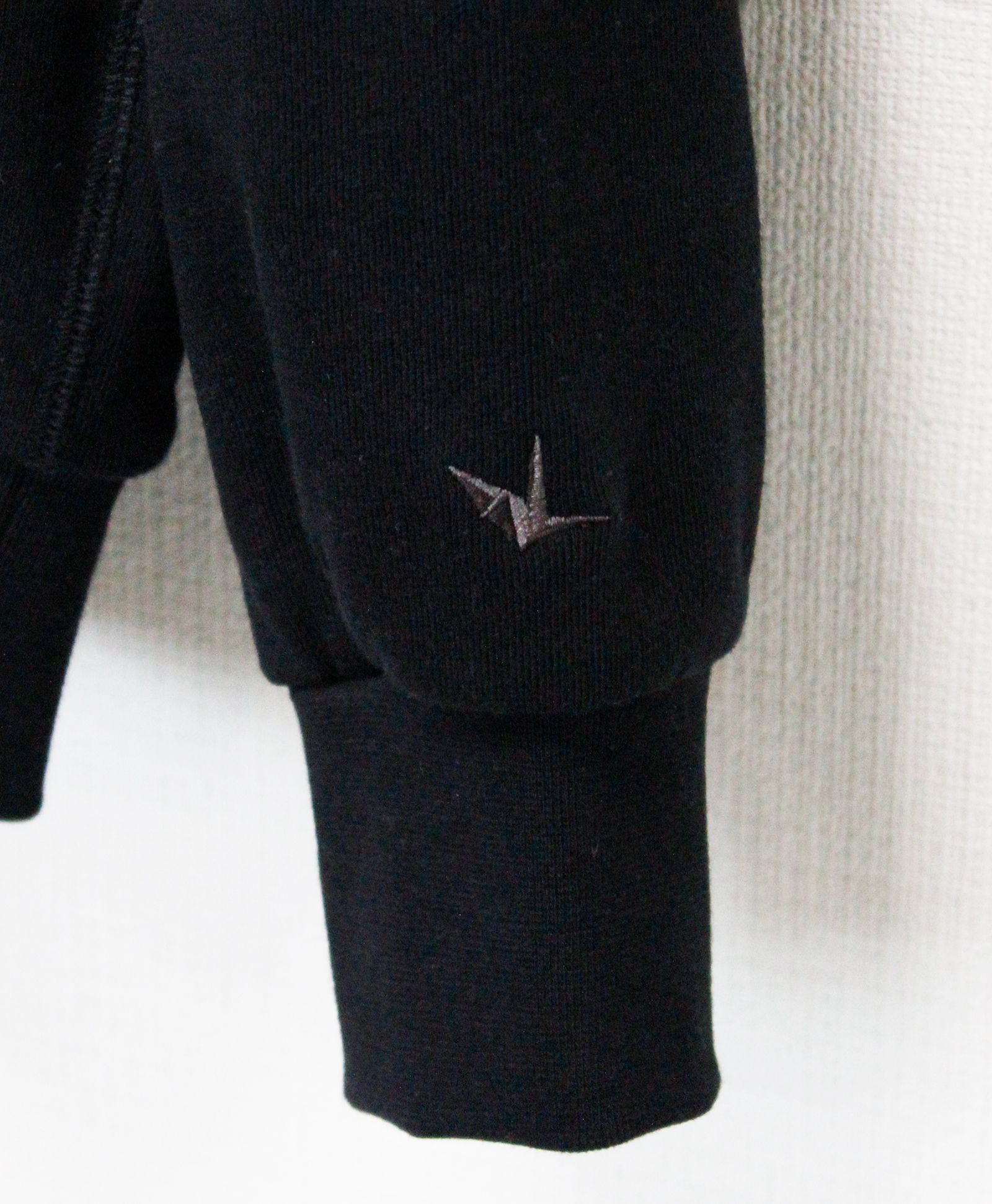 1PIU1UGUALE3 RELAX × PEANUTS / スヌーピー ラインストーンフーディー / パーカー / ブラック【USO-26055】