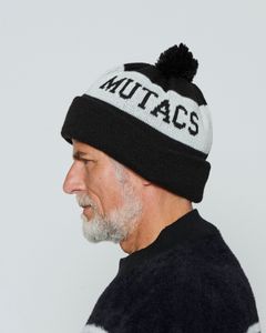 ☆先行予約☆ muta MARINE × ACANTHUS / ニットキャップ / Wave Logo Pom-pom Knit Cap / BLACK 【MA2664】