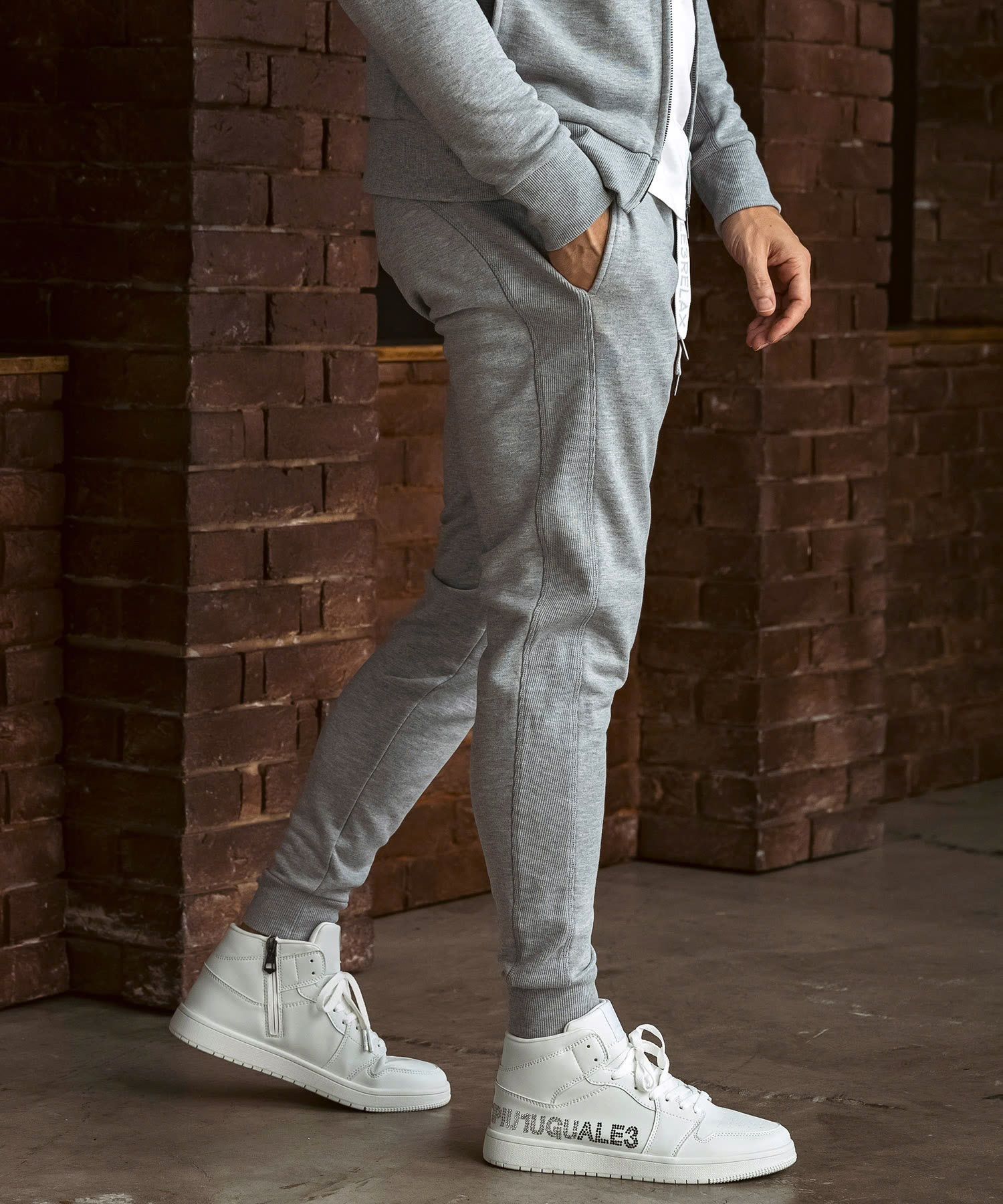 EMBOSSED LOGO JOGGER PANTS / エンボスロゴ ジョガーパンツ / グレー【USB-26083】