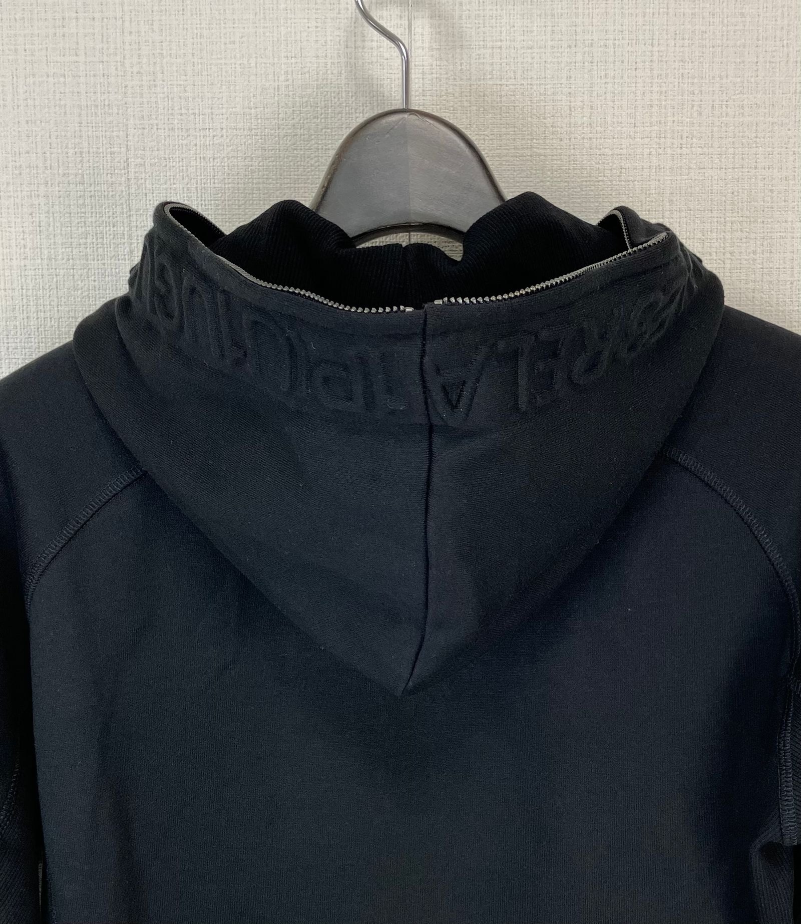 HOOD EMBOSSED LOGO HOODIE / エンボスロゴ ジップパーカー / ブラック【USO-26063】
