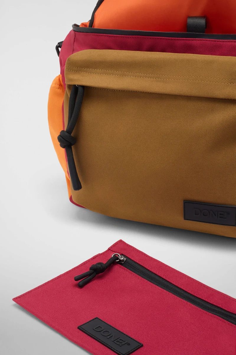 リュック バックパック ハンド ショルダー バッグ 2WAY / イースト+ウェスト リサイクルナイロン 防水 / Mサイズ / チェリーオレンジ キャメル [ZAEWCM167 CILI-ARAN-CAMEL]