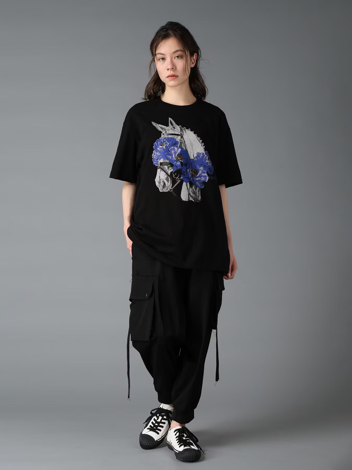 JERSEY HORSE AND BLUE PEONY T-SHIRT / BLACK [GW-T76-070-2]